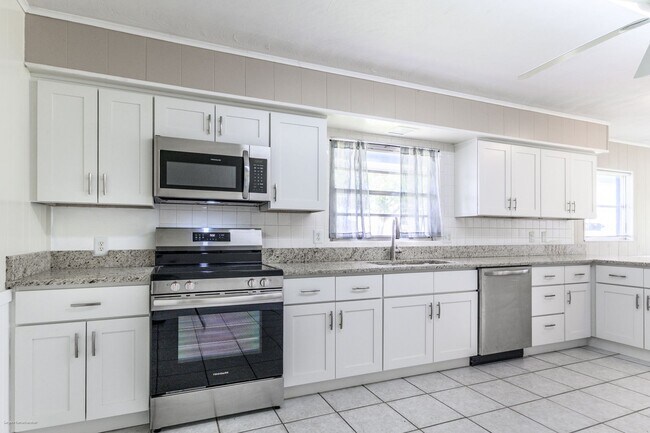 Building Photo - Annual Rental Pet Friendly– Updated 2BR/1B...