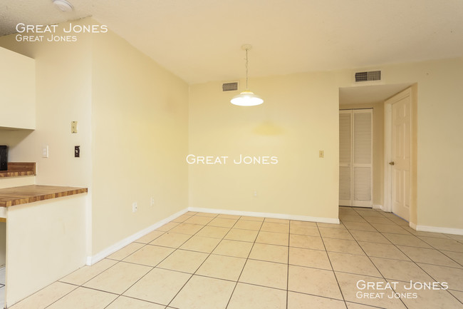 Building Photo - 717 W Rosewood Ln