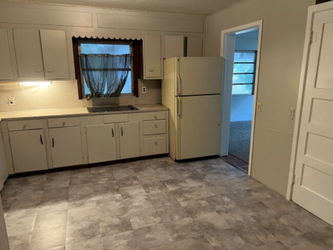 Building Photo - 4042 Lake Saunders Dr