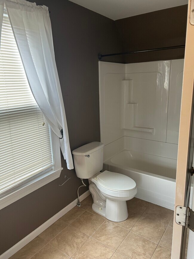 Baño completo en la planta superior - 68 High St