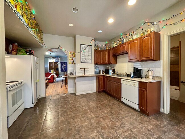 Building Photo - AVAILABLE NOW! Move-In Special! Half Off F...
