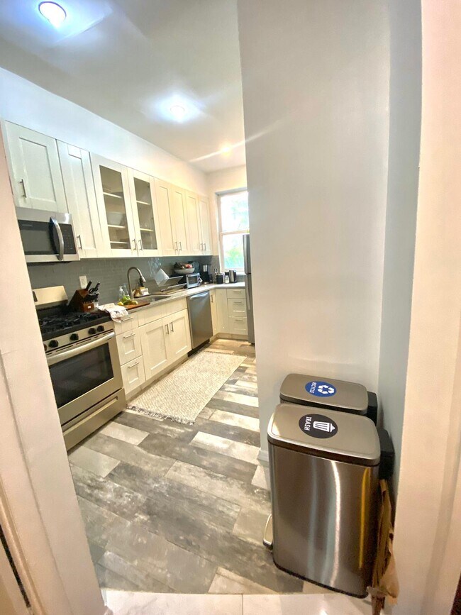 Building Photo - 122 Covert St