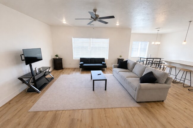 Foto del edificio - 4-Bed Stand Alone Home! 6+ Month Lease