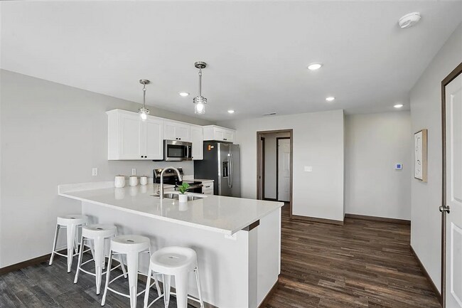 Foto del edificio - Spacious 3 BR/3Bath Townhome