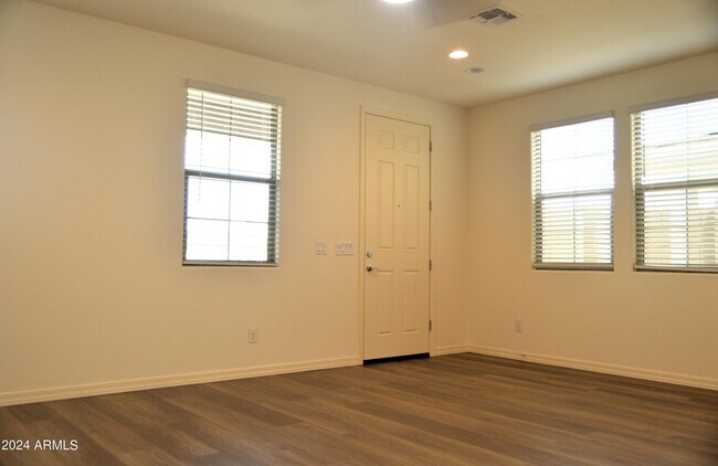 Building Photo - 43274 N Plum St