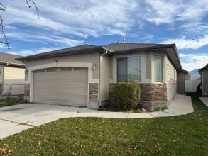 Building Photo - 732 Skipton Dr W