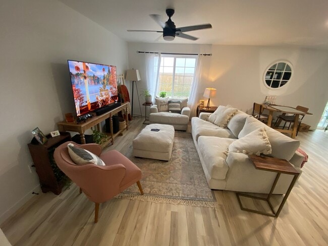 Building Photo - Beautiful 3 bed 2.5 bath Townhome