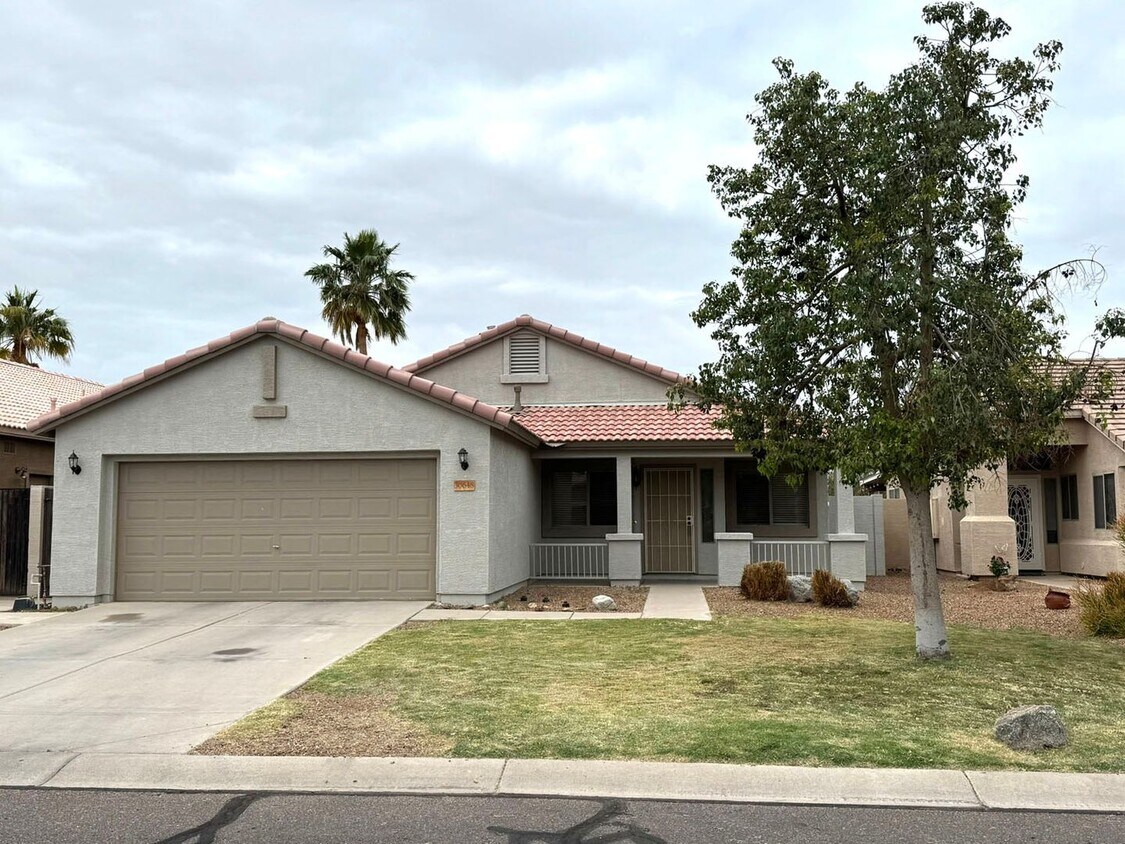 Foto principal - 3 bedroom plus den, 2 bath, on the golf co...