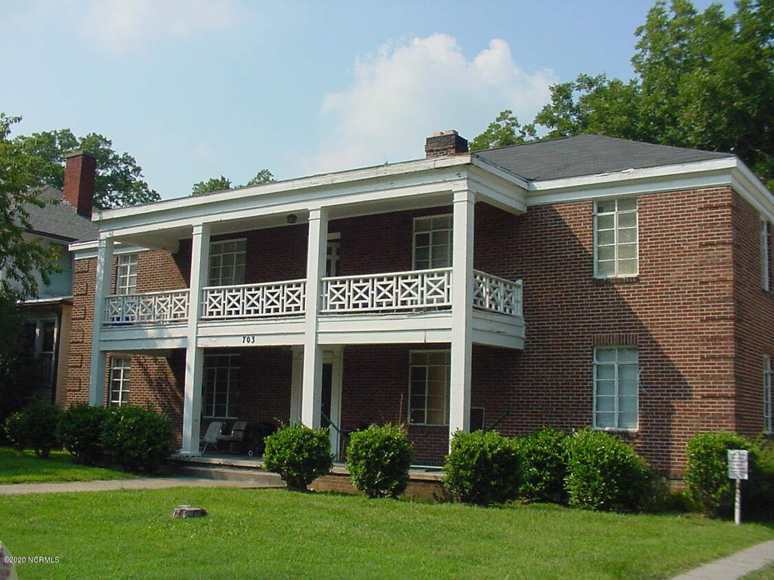 Primary Photo - 703 E 5th St