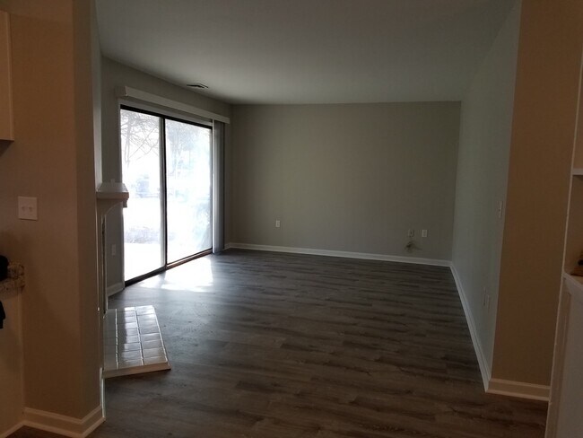 Foto del edificio - 4803 Spring Lake Dr