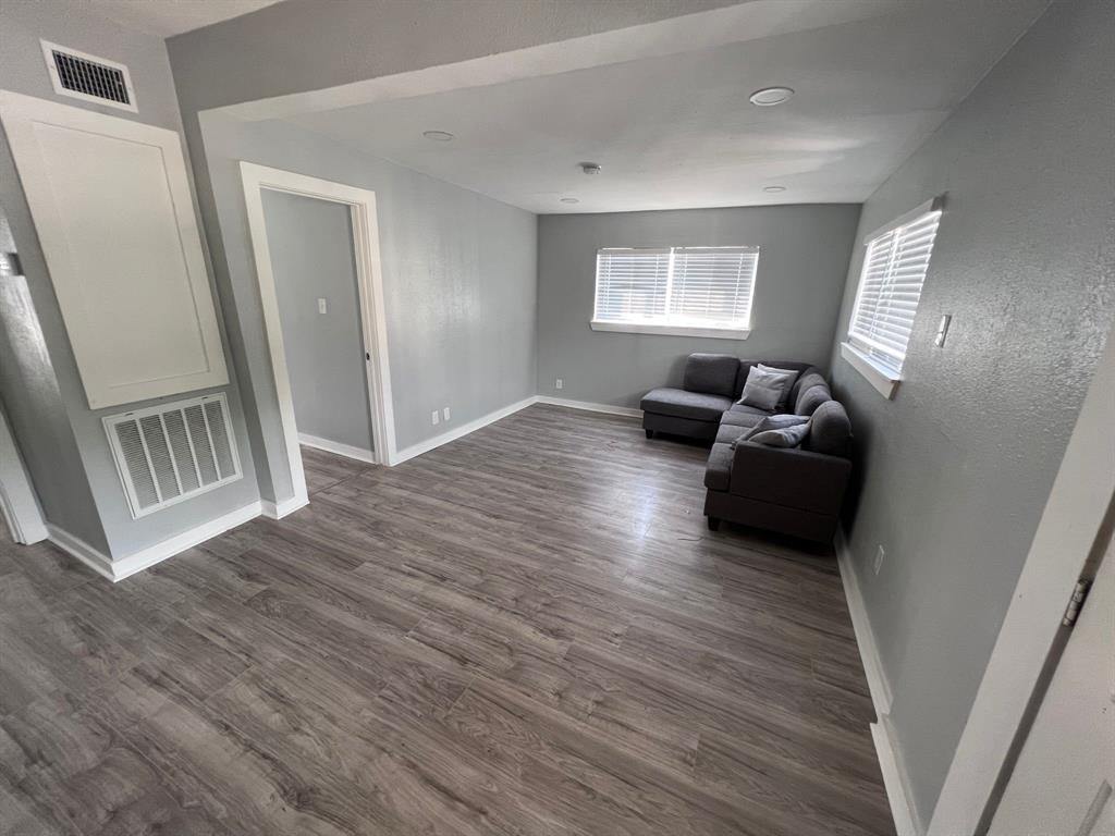 Photo - 1012 Broadway Avenue J, Unit 2(top front)