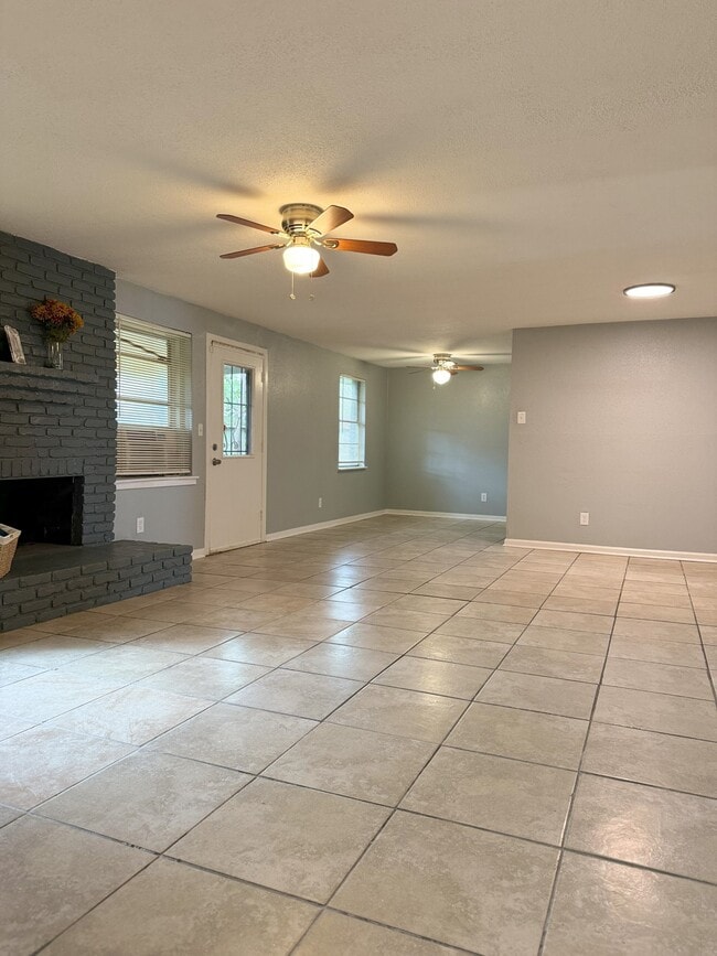 Building Photo - 3831 Heatherbloom Dr