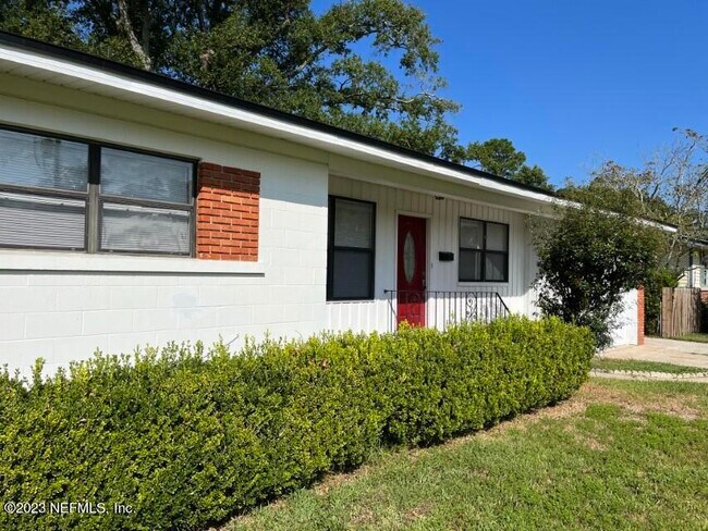 Building Photo - 1348 Lamanto Ave E