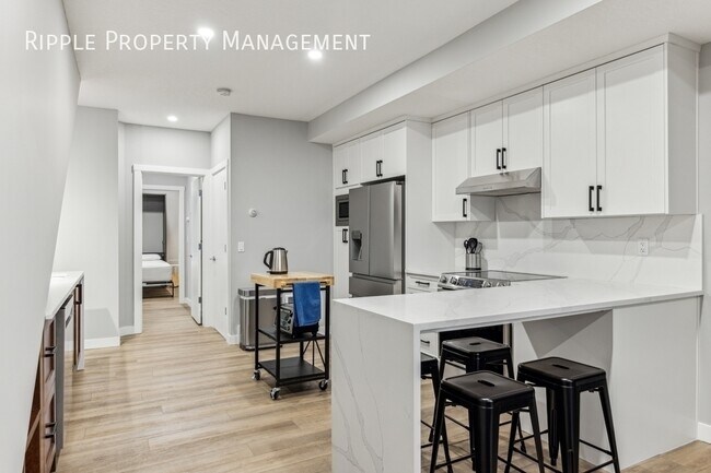 Photo du bâtiment - AMAZING 1 BED / 1 BATH LOWER LEVEL ONLY!