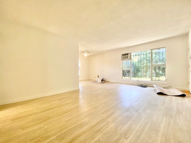 Foto del edificio - 1215 N Fuller Ave