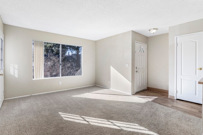 Building Photo - Laurel Oaks