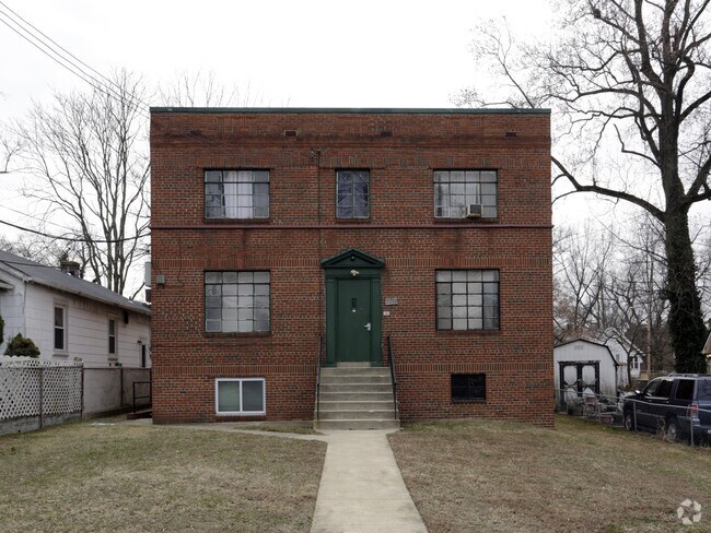 Foto del edificio - 3209 Massachusetts Ave SE