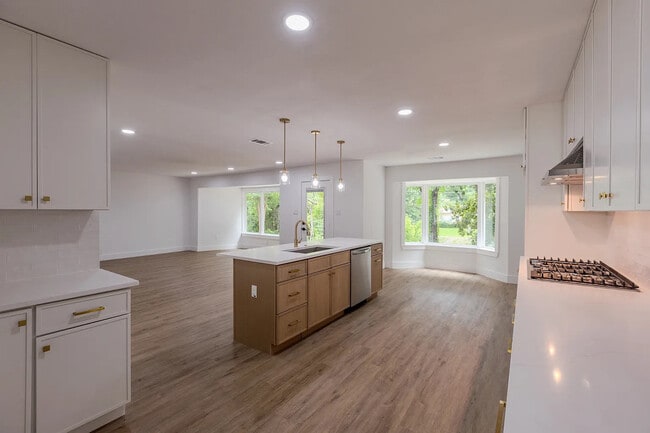 Building Photo - Room in House on Reedcroft Dr