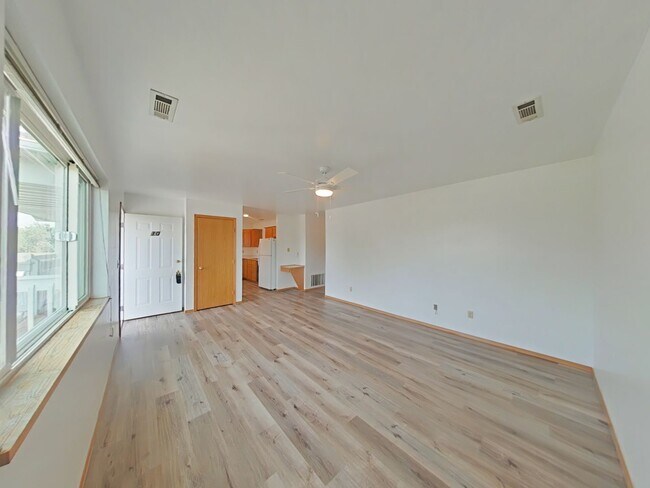 Foto del edificio - 1 Pet Negotiable! 3 Bed 1 Bath with Detached Garage! Centrally Located