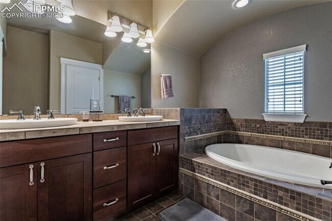 Building Photo - 3084 Ironton Creek Pt