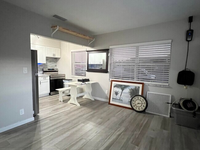 Foto del edificio - 340 W Blue Heron Blvd