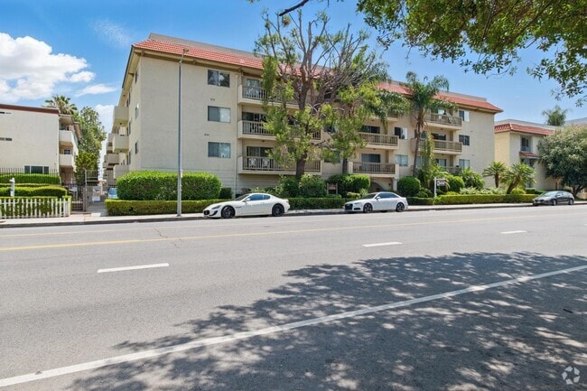 Building Photo - 5400 Lindley Ave