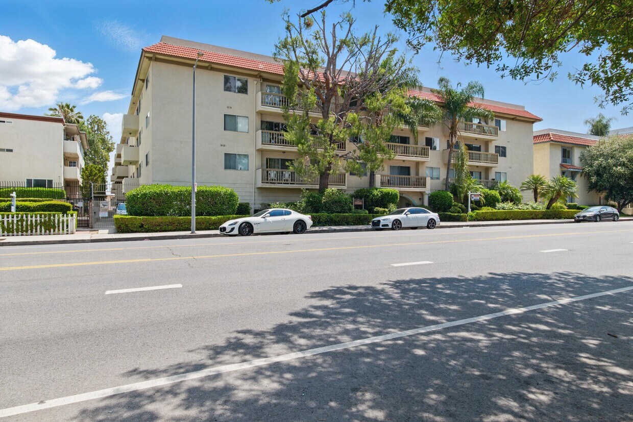 Foto principal - 5400 Lindley Ave