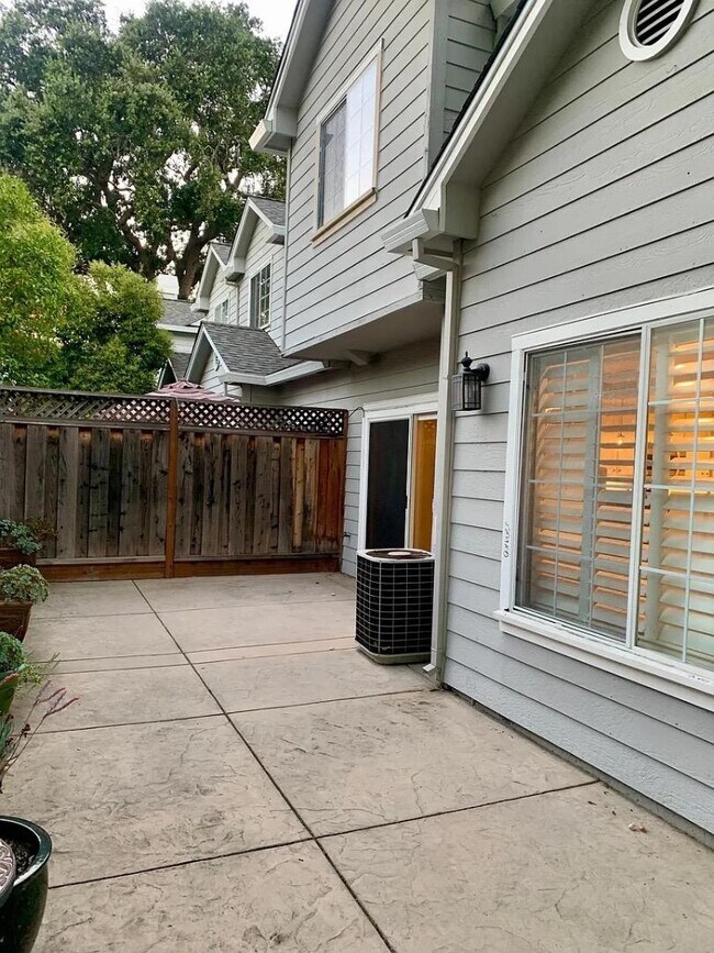 Foto del edificio - 121 Orchard Oak Cir