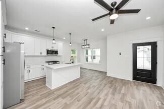 Building Photo - 701 E Canino Rd
