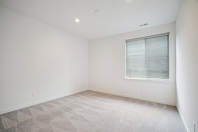 Foto del edificio - 33119 Holly Ave SE