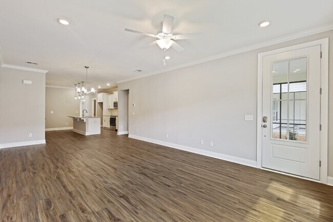 Foto del edificio - Spacious townhome with a wooded view! Spec...