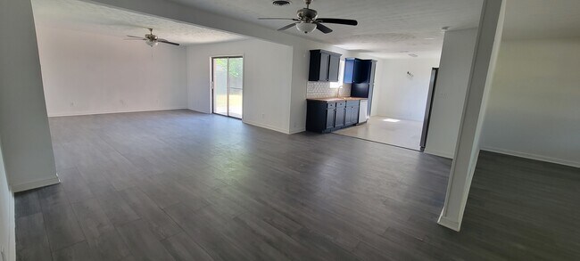 Sala de estar y cocina - 1820 Sunset Ave