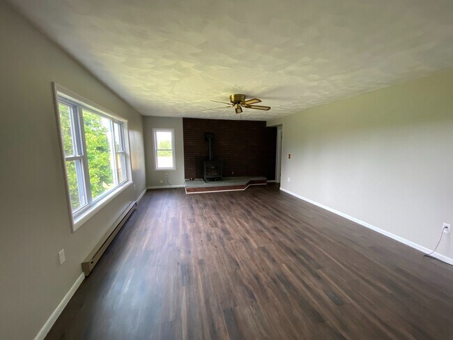 Building Photo - 3 bed, 1 bath home.