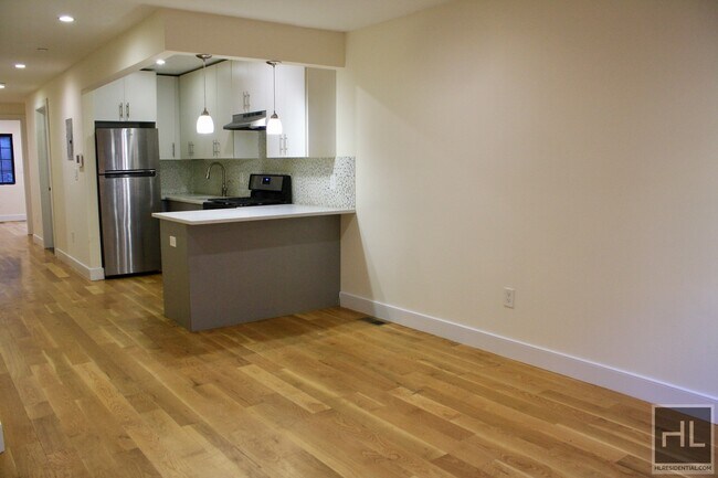 Building Photo - Duplex w/ two private outdoor spaces, and ...