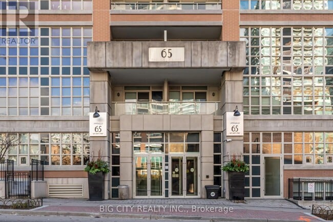 Photo du bâtiment - 65 E Liberty St