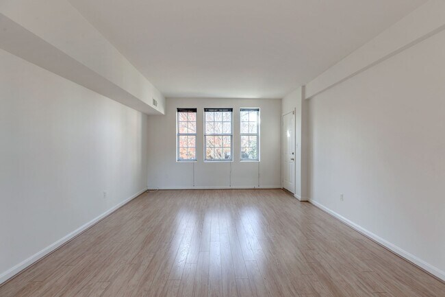 Foto del edificio - 1733 N Queens Ln