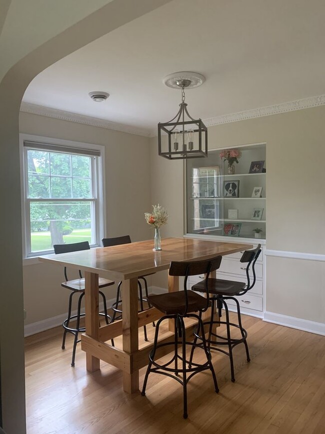 Dining area - 2053 Ludington Ave