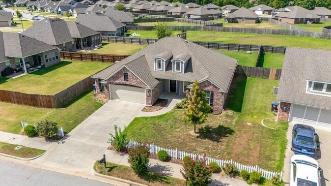 Building Photo - 8912 Wildwood Way