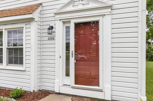 Building Photo - 3BR/1.5BA End-Unit Townhome in Chesapeake—...