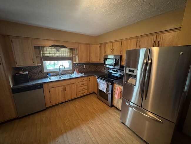 Building Photo - Beautiful 3 Bed - 2.5 Bath - Split Level i...