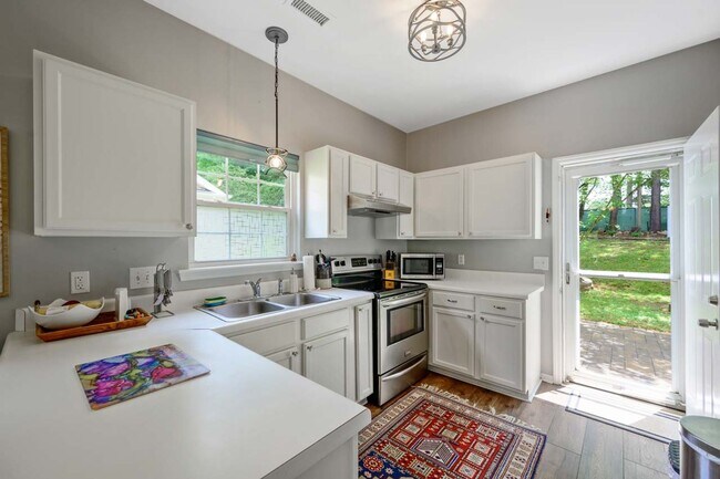 Building Photo - Updated High Gate Park Bungalow Just Short 5 Minute Walk to Downtown Wake Forest