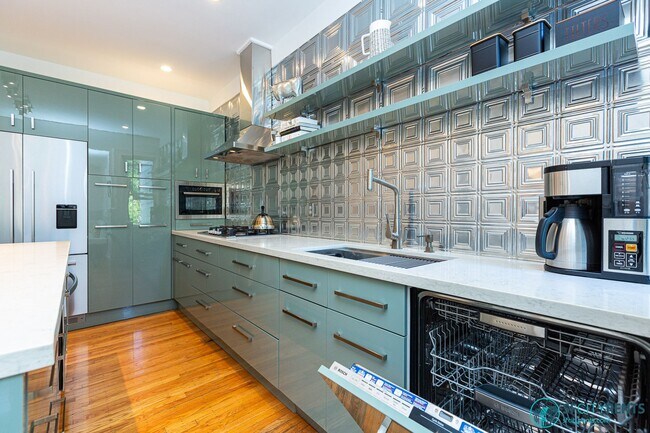 Foto del edificio - Castro: UNFURNISHED Top Floor Flat w/ Private Deck, W/D in unit & Garage Parking