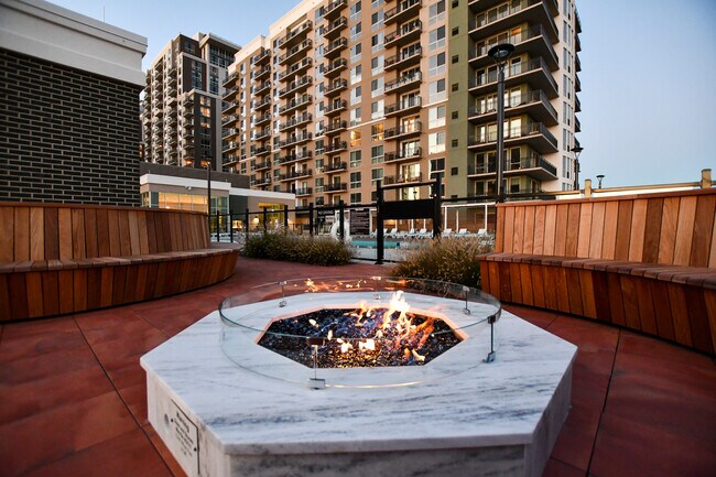 Photo - 2 Hbr Pt Rd S Apartment