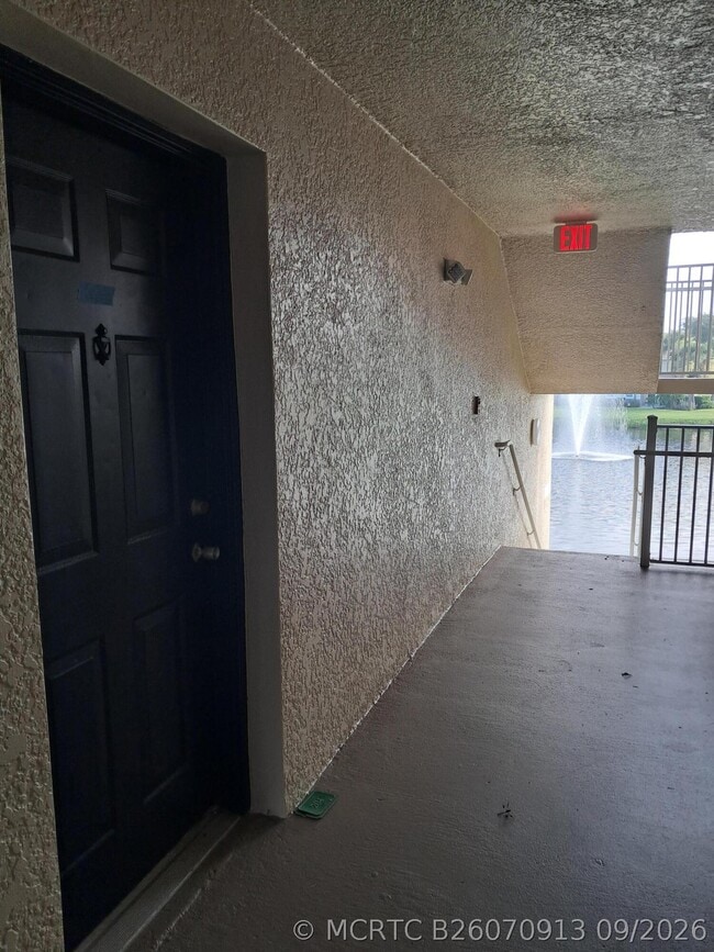 Building Photo - 181 SW Palm Dr