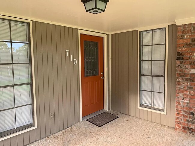 Building Photo - 710 Carriage Dr