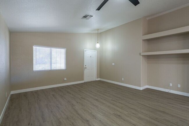 Foto del edificio - 3 BD 2 BTH SINGLE STORY FOR RENT IN GREEN VALLEY! * COMING SOON *