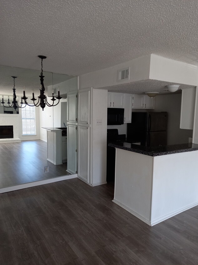 Photo - 9520 Royal Ln (Dallas, TX)