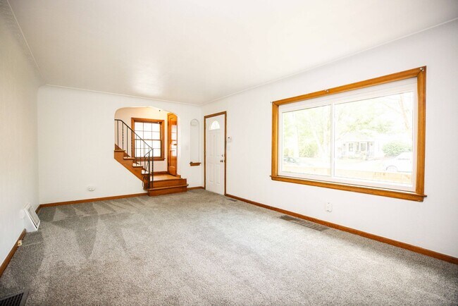 Foto del edificio - Beautiful three bedroom home with fenced i...