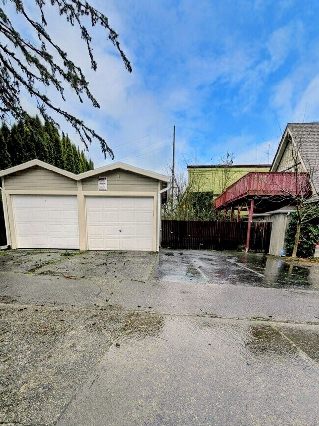 Foto del edificio - Large Home for Available for Preleasing in Historic York Neighborhood!