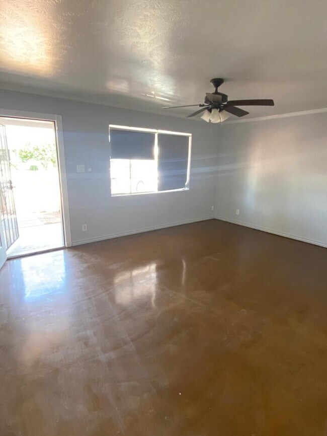 Building Photo - 3 Bed 2 Bath + Den with 3 storage sheds/wo...